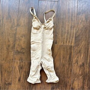 Skims Sculpting Bodysuit Mid Thigh with Open Gusset